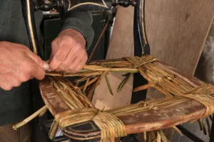 Drucke von Tony Handley, der Rush Sitz herstellt, hat seinen Workshop im Dorf East Lockinge des englischen Landkreises Oxfordshire Kunsthandwerk Drucke: Schnitzengräben