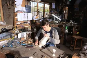 Drucke von Wilhelm Harts Goldschmied und Silberkünstler arbeitet im seiner Kunsthandwerk Arbeiten Werkstatt in Chipping Campden, er ist der Vierter seines Familien zu sein Arbeit im Gebäude Kunsthandwerk Drucke: Silversmiths