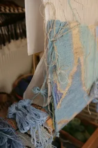 Drucke von Kirsten Glasbrook arbeitet an einer Teppicharbeit Kunsthandwerk Drucke: Tapestry