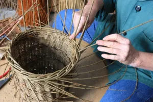Drucke von Norah Kennedy macht traditionelle Röhrkörbe aus Weiden im Werkstatt der Stroud-Walley Gloucestershire England Vereinigtes Königreich Kunsthandwerk Drucke: Traditional Basketball Player