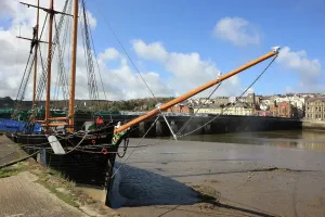 Drucke von Die Segelboote von Kathleen und May sind am Hafen der Ostwasser Quay in Bideford an der River Torridge befestigt im Vereinigten Königreich Devon angekommen Torridge Drucke: Bideford