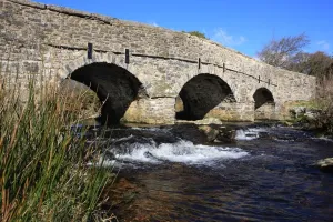 Drucke von Der neue Brücke über den Ost-Dart-Fluss auf dem Dartmoor bei Postbrücke Postbrücke Drucke: Brückenpost in Devon