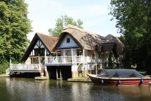 Drucke von Ein idyllischer Thatchboothaus mit Balkon neben dem Fluss Themse in Goring, Berkschire Themse Drucke: Göring am Themse