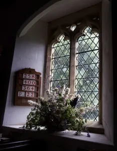 Drucke von Blumen im Kirchenfenster der Dorfgeschichte von Farnborough im englischen Buckinghamshire Farnborough Drucke: Kirchenfenster
