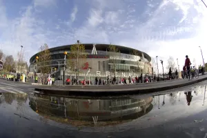 Das Emirates-Stadion spiegelt sich im Becken wider