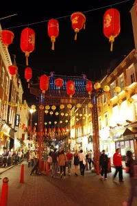 Rot chinesischer Kerzen und Lichter im chinatownschen Viertel von London