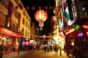 Rot chinesischer Kerzen und Lichter im Chinatown, London