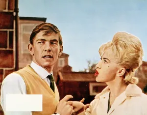 Drucke von Tom Courtenay als Billy Fisher und Gwendolyn Watts als Rita von Johnsches 'Billy Liar' aus dem Roman und Stück von Keith Waters, mit der Zusammenarbeit des Drehbuchs Rita Drucke: Ein Farbstillbild aus dem Film Billy Liar (1963)