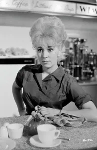 Drucke von Gwendolyn Watts als Rita in einer Szene im Café aus Johns Schlesiengers 'Billy Liar' (1963) Rita Drucke: Eine intensive Gwendolyn Watts in Billy Liar (1963)