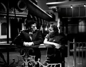 Drucke von Richard Attenborough als Pinkie, der Gangster und Carol Marsh als Rose in Johns Boulingtons Brighton Rock 1947 basierend auf Grahams Greens Roman Schwarz-Weiß-Drucke: Ein Stillschuss aus Brighton Rock (1947)
