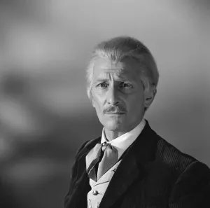 Ein Porträt von Peter Cushing als Doktor Werewolf