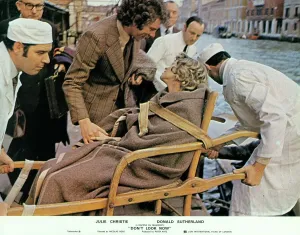 Film Drucke: Donald Sutherland und Julie Christie auf einem Lobbykarten für 'Don't Look Now' (1973).
