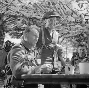 Kino Exterieur Drucke: Ein Mittelhausenansicht von John Mills