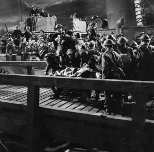 Drucke von Mit britischen Soldaten auf einem Brücke in Dunkerque Eine Auswahl Von Bildern Aus Dem Film Unter Der Regie Von Leslie Norman Und Nach Dem Roman Von Elleston Trevor' Drucke: Eine Nachtsequenz aus Dunkerque (1958)