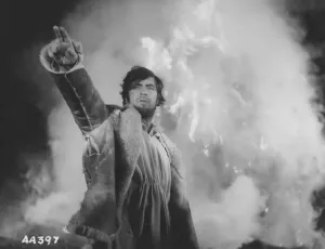 Drucke von Alan Bates im Ausland aus dem Frasselnde Sturm Bathsheba Everdine (Julie Christie), Eine Eigensinnige, Kokette Junge Frau, Erbt Unerwartet Eine Große Farm Und Lässt Sich Auf Eine Romanze Mit Drei Sehr Unterschiedlichen Männern Ein Drucke: Von Weitem Zur Wilden Herde