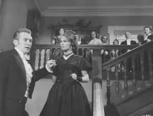 Drucke von Julie Christie und Peter Finch in Far From The Madding Crowd Bathsheba Everdine (Julie Christie), Eine Eigensinnige, Kokette Junge Frau, Erbt Unerwartet Eine Große Farm Und Lässt Sich Auf Eine Romanze Mit Drei Sehr Unterschiedlichen Männern Ein Drucke: Von Weitem zur wilden Herde