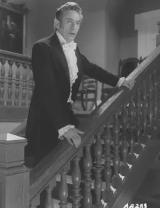 Drucke von Peter Finch in Far von der Mohnröschen Bathsheba Everdine (Julie Christie), Eine Eigensinnige, Kokette Junge Frau, Erbt Unerwartet Eine Große Farm Und Lässt Sich Auf Eine Romanze Mit Drei Sehr Unterschiedlichen Männern Ein Drucke: Von Weitem zur wilden Herde