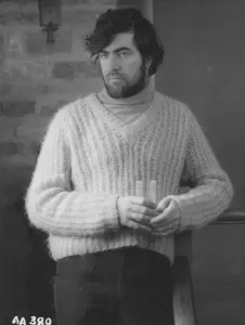 Drucke von Ein Porträt von Alan Bates aus dem Film Far From The Madding Crowd Bathsheba Everdine (Julie Christie), Eine Eigensinnige, Kokette Junge Frau, Erbt Unerwartet Eine Große Farm Und Lässt Sich Auf Eine Romanze Mit Drei Sehr Unterschiedlichen Männern Ein Drucke: Von Weitem zur wilden Herde