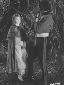 Drucke von Terence Stamp und Julie Christie in Far from The Madding Crowd Bathsheba Everdine (Julie Christie), Eine Eigensinnige, Kokette Junge Frau, Erbt Unerwartet Eine Große Farm Und Lässt Sich Auf Eine Romanze Mit Drei Sehr Unterschiedlichen Männern Ein Drucke: Von Weitem zur wilden Herde