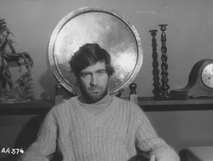 Drucke von Ein Porträt von Alan Bates aus dem Film 'Far From The Madding Crowd' Bathsheba Everdine (Julie Christie), Eine Eigensinnige, Kokette Junge Frau, Erbt Unerwartet Eine Große Farm Und Lässt Sich Auf Eine Romanze Mit Drei Sehr Unterschiedlichen Männern Ein Drucke: Von Weitem zur wilden Schar