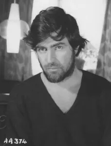 Drucke von Ein Porträt von Alan Bates aus Far From The Madding Crowd Bathsheba Everdine (Julie Christie), Eine Eigensinnige, Kokette Junge Frau, Erbt Unerwartet Eine Große Farm Und Lässt Sich Auf Eine Romanze Mit Drei Sehr Unterschiedlichen Männern Ein Drucke: Von Weitem zur wilden Herde