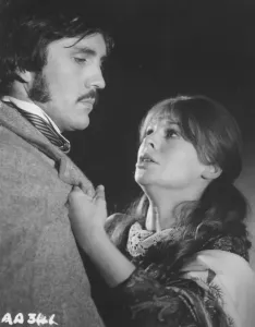 Drucke von Terence Stamp und Julie Christie in Far from the Madding Crowd Bathsheba Everdine (Julie Christie), Eine Eigensinnige, Kokette Junge Frau, Erbt Unerwartet Eine Große Farm Und Lässt Sich Auf Eine Romanze Mit Drei Sehr Unterschiedlichen Männern Ein Drucke: Von Weitem Zur Wilden Herde