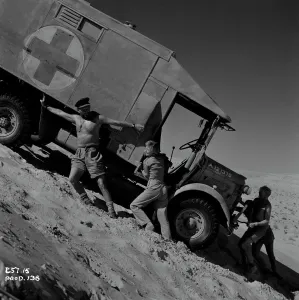 Ein Szenenbild aus dem Film Ice Cold in Alex (1958)