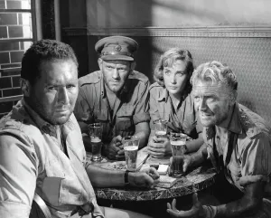 Drucke von Mit Anthony Quayle, Harry Andrews, Sylvia Syms und John Mills Film und Filmplakate: Ein Moment aus der letzten Szene von Ice Cold in Ägypten (1957)