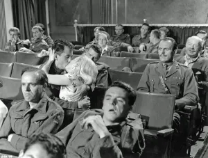 Drucke von Herr Major Hitchcock ist nicht erfreut im Kino bei einer Szene aus dem Komödiendrama von John Boulting Nesophontidae Drucke: Terry-Thomas im privaten Fortschritt