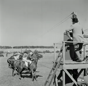Drucke von Ein Szenenbild vom Rennplatz aus dem Film von den Ealing Studios Ealing Drucke: Die Regenbogenjacke (1954)