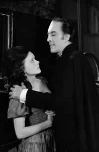 Drucke von In einer Szene aus den Narben des Drachen von 1970 Film und Filmplakate: Wendy Hamilton als Julie und Christopher Lee als Dracula