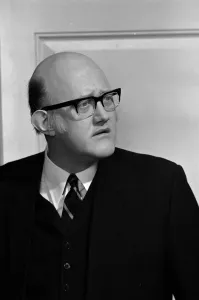 Drucke von Die Jahre sind 1977 und die Negation ist -59 Die Mitarbeiter Von Grace Bros. Machen Einen Ausflug Zu Costa Plonka, Während Die Abteilung Umgestaltet Wird Drucke: Die Jahre sind 1977 und die Negation ist BW-59