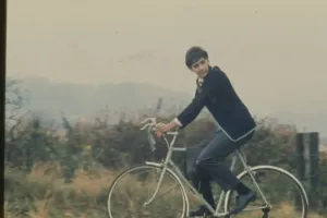 David Essex Drucke: David Essex fährt ein Fahrrad