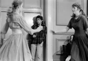 David Essex Drucke: Jim McLane betrachtet einen Schüler, der tanzt