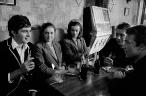 David Essex Drucke: James MacLaine mit einem Getränk und Freunden