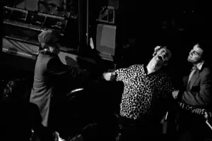 Drucke von Ringo Starr als Mike wird von einer Gang junger Jungen geschlagen in That'll be the day (1973) David Essex Als Jimmy MacLaine In Ray Connollys Rock 'n Roll-Film Drucke: Mike nimmt eine Leistung ab