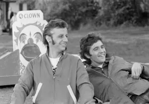 David Essex Drucke: Ringo Starr und David Essex teilen einen Lachzug