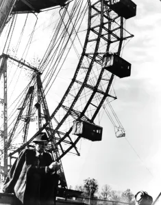 Drucke von Josef Cotton vor dem Riesenrad in Wien Film und Filmplakate: Ein Szene aus dem Film Der dritte Mann (1949)