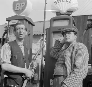 Titfield-Donnerbolzen Drucke: Kramp und Pearce am Benzinstand