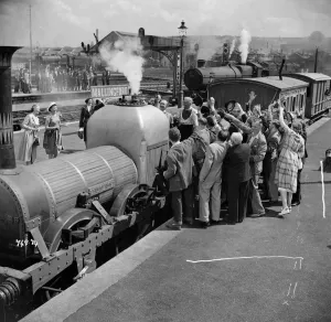 Ein Gruppenbild aus dem Film The Titfield Thunderbolt