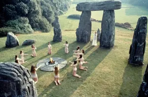 Drucke von Ein Szenen aus dem britischen Horrorfilm von Robin Hardy Film und Filmplakate: Der Zauberer von Kermia (1973)