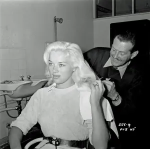 Diana Dors am Elstree Studios