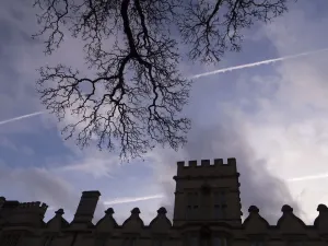 Ein baumloses Gebäude und das Fassade der Universitätscolleges in Oxford am Wintermorgen