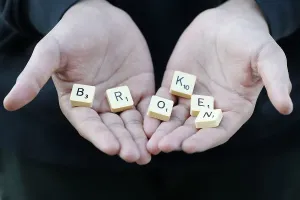 Junge zeigt Buchstaben, die brechen in Euer