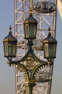 Kontraste - die Londoner Riesenrad und eine victorianische Laterne 2