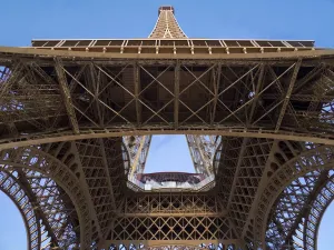 Die Eiffelturm: von unten