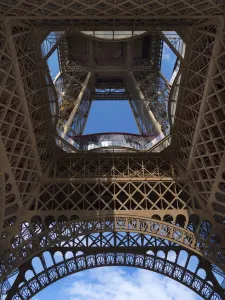 Gerahmter Druck : Die Eiffelturm : von unten Gerahmter Druck : Die Eiffelturm : von unten