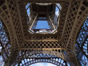 Die Eiffelturm : von unten