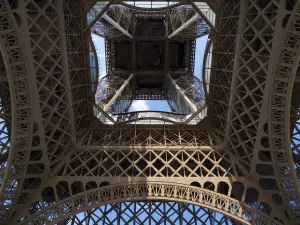 Gerahmter Druck : Die Eiffelturm : von unten Gerahmter Druck : Die Eiffelturm : von unten