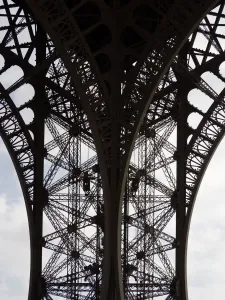 Gerahmter Druck : Die Eiffelturm: Detail und Himmel. Gerahmter Druck : Die Eiffelturm: Detail und Himmel.